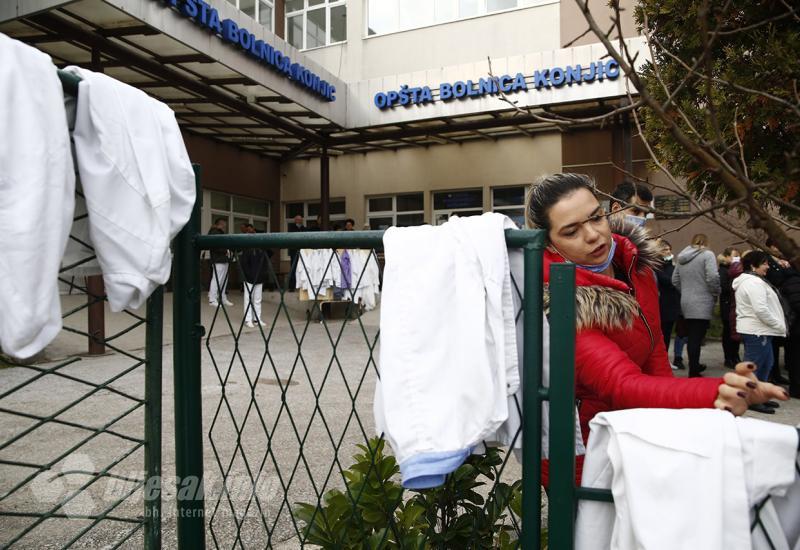 FOTO | Konjic: Zdravstveni radnici objesili bijele kute ispred bolnice